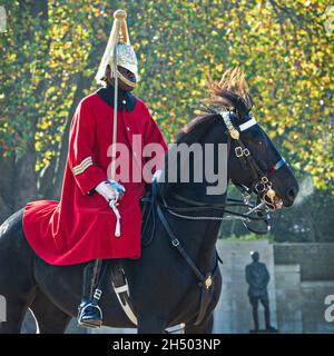 Männer der Rettungsschwimmer der Cavalry Queens werden bei der Wachablösung in der Horse Guards Parade in London gesehen Stockfoto