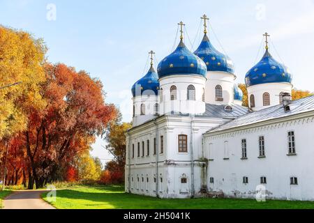 Das Kloster des Heiligen Georg oder Jurjew ist das älteste Kloster Russlands in Weliki Nowgorod, Russische Föderation. Das Kloster Jurjew war früher das wichtigste Stockfoto