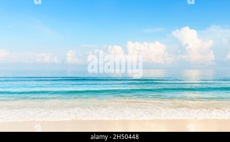 Blauer Himmel und schöner Strand in Punta Cana, Dominikanische Republik. Urlaub Urlaub Urlaub Hintergrund Wallpaper. Landschaft des tropischen Sommerstrands. Stockfoto