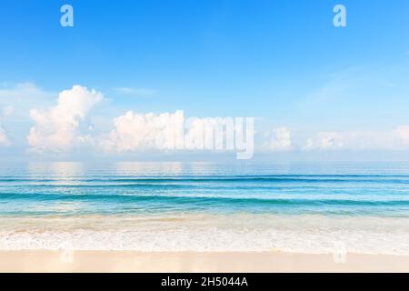 Blauer Himmel und schöner Strand in Punta Cana, Dominikanische Republik. Urlaub Urlaub Urlaub Hintergrund Wallpaper. Landschaft des tropischen Sommerstrands. Stockfoto