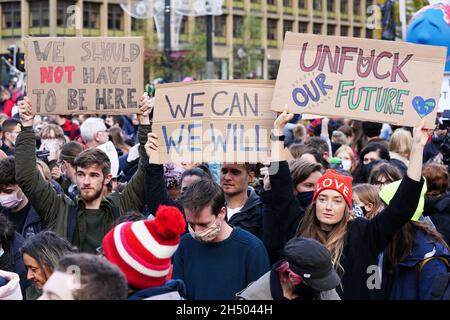 Demonstranten auf dem George Square nehmen am Freitag für den zukünftigen schottischen marsch während des Cop26-Gipfels in Glasgow Teil. Bilddatum: Freitag, 5. November 2021. Stockfoto