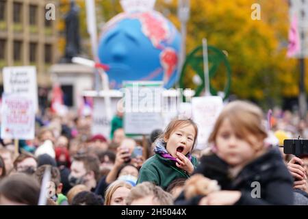 Demonstranten auf dem George Square nehmen am Freitag für den zukünftigen schottischen marsch während des Cop26-Gipfels in Glasgow Teil. Bilddatum: Freitag, 5. November 2021. Stockfoto