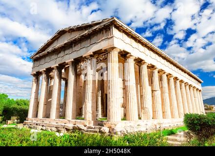 Tempel des Hephaestus in Athen, Griechenland. Sonniger Blick auf die antiken griechischen Ruinen im Zentrum von Athen. Der berühmte Hephaistos-Tempel auf der Agora in Athen, t Stockfoto