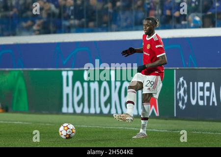 Bergamo, Italien. November 2021. Italien, Bergamo, 2 2021. november: Aaron Wan-Bissaka (Verteidiger von Manchester United) wurde in der ersten Halbzeit beim Fußballspiel ATALANTA gegen MANCHESTER UTD, UCL-Spieltag 4, Gewiss-Stadion (Foto: Fabrizio Andrea Bertani/Pacific Press/Sipa USA) Kredit: SIPA USA/Alamy Live News Stockfoto