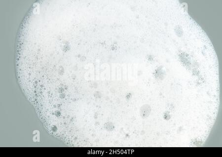 Weiße Blasen Schaum aus Seife, Shampoo, Reinigungsmittel oder Waschmittel Hintergrundansicht oben Stockfoto