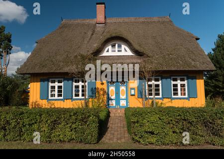 BORN ON DARSS, DEUTSCHLAND - 06. OKTOBER 2021 das Dorf ist bekannt für seine malerischen bunten Strohdachhäuser mit traditionellen Motiven. Stockfoto