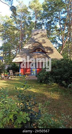 PREROW ON DARSS, DEUTSCHLAND - 06. OKTOBER 2021 das Dorf ist bekannt für seine malerischen bunten Strohdachhäuser mit traditionellen Motiven. Stockfoto