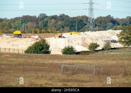 West Hyde, Großbritannien. November 2021. Das HS2 South Portal Gelände, wo der Eingang zu den Chiltern Tunnels beginnt. HS2 Ltd hat mitgeteilt, dass ihre Tunnelbohrmaschinen (TBM) namens Florence und Cecilia insgesamt zwei Meilen zwischen ihnen unter den Chilterns und einem AONB ausgegraben haben. Die Hochgeschwindigkeitsstrecke von London nach Birmingham wirkt sich auf die Landschaft verschlingt aus, da HS2 weiterhin uralte Wälder stürzte und Lebensräume für Wildtiere zerstörte. Quelle: Maureen McLean/Alamy Live News Stockfoto