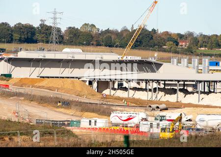 West Hyde, Großbritannien. November 2021. Das HS2 South Portal Gelände, wo der Eingang zu den Chiltern Tunnels beginnt. HS2 Ltd hat mitgeteilt, dass ihre Tunnelbohrmaschinen (TBM) namens Florence und Cecilia insgesamt zwei Meilen zwischen ihnen unter den Chilterns und einem AONB ausgegraben haben. Die Hochgeschwindigkeitsstrecke von London nach Birmingham wirkt sich auf die Landschaft verschlingt aus, da HS2 weiterhin uralte Wälder stürzte und Lebensräume für Wildtiere zerstörte. Quelle: Maureen McLean/Alamy Live News Stockfoto