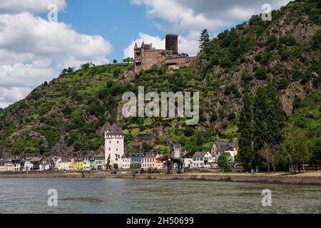 Panoramablick auf die Loreley-Felsen und das Schloss Katz am Rhein in Deutschland. Stockfoto