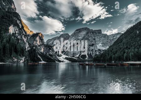 Prags See, der größte natürliche Dolomitensee Italiens. Stockfoto