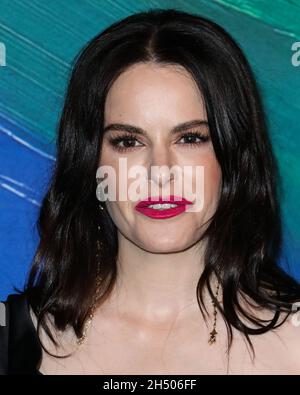 West Hollywood, Usa. November 2021. WEST HOLLYWOOD, LOS ANGELES, KALIFORNIEN, USA - 04. NOVEMBER: Emily Hampshire kommt zur amfAR Gala Los Angeles 2021 zu Ehren von TikTok und Jeremy Scott, die am 4. November 2021 im Pacific Design Center in West Hollywood, Los Angeles, Kalifornien, USA, stattfand. (Foto von David Acosta/Image Press Agency/Sipa USA) Quelle: SIPA USA/Alamy Live News Stockfoto