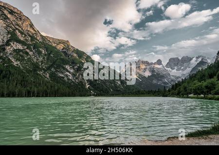 Blick über den See nach Süden in die Ampezzo Dolomiten, Italien. Lago di Landro. Stockfoto