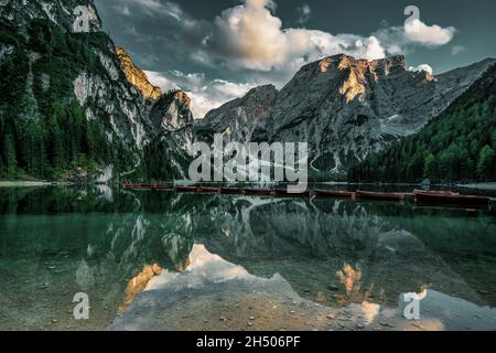 Prags See, der größte natürliche Dolomitensee Italiens. Stockfoto