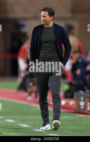 Monaco, Monaco, 4. November 2021. Roger Schmidt, Cheftrainer des PSV Eindhoven, schaut während des Spiels der UEFA Europa League im Stade Louis II, Monaco, auf. Bildnachweis sollte lauten: Jonathan Moscrop / Sportimage Stockfoto