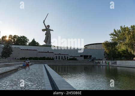 WOLGOGRAD, RUSSLAND - 16. AUGUST 2020: Die trauernde Mutter und das Mutterland nennt die Denkmäler, die im Mamayev Kurgan Memorial Complex ausgestellt sind, die Statuen Stockfoto