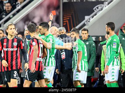 Leverkusen, Deutschland. 04. Nov 2021. Schiedsrichter Anthony TAYLOR (eng) zeigt Nabil FEKIR (Betis/No 8) die rote Karte, rot, Vertreibung, unscharf im Vordergrund Kerem DEMIRBAY (LEV), der auch rot sieht. Fußball-Europa-Liga, Gruppenphase, Spieltag 04., Bayer 04 Leverkusen (LEV) - Real Betis Sevilla 4: 0, am 04.11.2021 in Leverkusen/Deutschland. #die UEFA-Vorschriften verbieten die Verwendung von Fotos als Bildsequenzen und/oder quasi-Videos # Â Credit: dpa/Alamy Live News Stockfoto