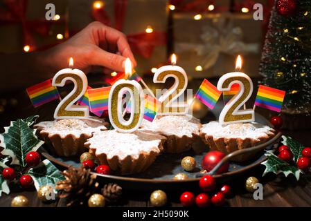 Food-Tablett mit Cupcakes Neujahr Kerzen mit Homosexuell Fahnen verziert Stockfoto