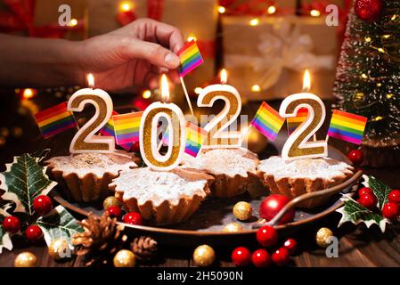 Food-Tablett mit Cupcakes Neujahr Kerzen mit Homosexuell Fahnen verziert Stockfoto