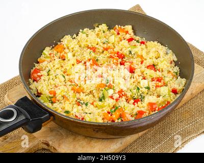 Couscous mit Gemüse in der Pfanne. Marokkanisches Gericht. Studio Photo. Stockfoto