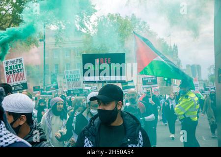 Die Teilnehmer marschieren in Solidarität mit dem palästinensischen Volk während einer Demonstration für Palästina im Zentrum von London am 22. Mai 2021. Stockfoto