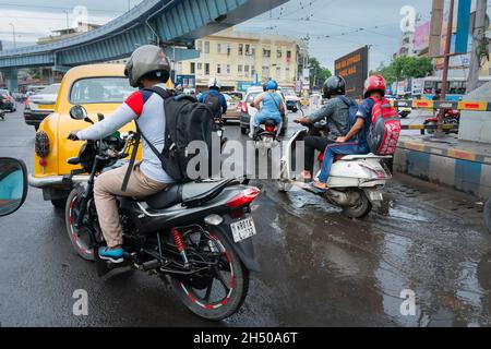 Kalkutta, Westbengalen, Indien - 6. August 2019 : Gelbes Taxi, Motorrad und Roller, vorbei an der AJC Bose Road Flyover, geschäftiges Stadtleben von Kalkutta Stockfoto