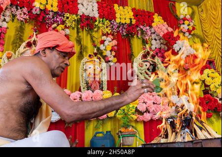 Howrah, Westbengalen, Indien - 29.. Juni 2020 : Hindu-Priester, der das Feuer von Yajna anzündet, um das Idol des Gottes Jagannath, Balaram und Suvodra anzubeten. Stockfoto