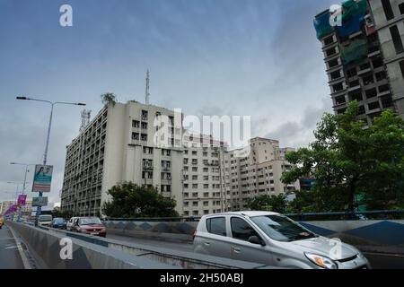 Kolkata, West Bengal, Indien - 6. August 2019 : schnell fahrende Autos passieren AJC Bose Straße Überführung, geschäftigen Stadtverkehr der Kolkata Straße. Stockfoto