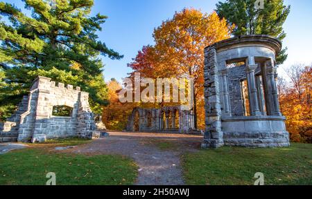 Die Abteiruinen im Herbst mit gelben und orangefarbenen Blättern im Hintergrund. Mackenzie King Estate, Gatineau Park, Quebec, Kanada. Stockfoto