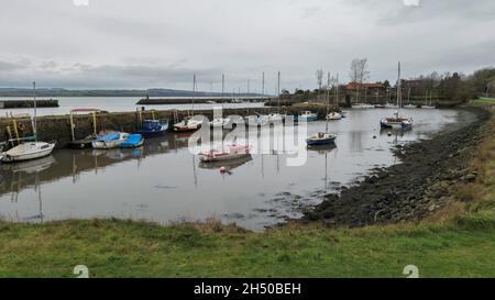 Vorbei an Charlestown Harbour auf dem Fife Coastal Path an einem eher düsteren Morgen, Charlestown, Fife, Schottland. Stockfoto