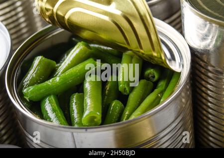 Grüne Bohnen in der Dose in der gerade geöffneten Dose. Nicht verderbliche Lebensmittel Stockfoto