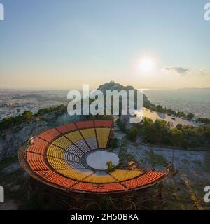 Luftaufnahme des Odeon-Gebäudes auf dem Lycabettus-Hügel in Athen, Griechenland Stockfoto
