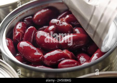 Rote Kidney Bohnen in der Dose in der gerade geöffneten Dose. Nicht verderbliche Lebensmittel Stockfoto