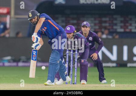 Rohit Sharma aus Indien schlug am 05. November 2021 beim ICC Mens T20-Weltcup-Spiel zwischen Indien und Schottland im Dubai International Cricket Stadium, Dubai, Vereinigte Arabische Emirate. Foto von Grant Winter. Nur zur redaktionellen Verwendung, Lizenz für kommerzielle Nutzung erforderlich. Keine Verwendung bei Wetten, Spielen oder Veröffentlichungen einzelner Clubs/Vereine/Spieler. Kredit: UK Sports Pics Ltd/Alamy Live Nachrichten Stockfoto