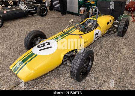 1962 Lotus-Ford 22 Formula Junior in der Fahrerlager-Garage beim Goodwood 78. Mitgliedertreffen, Sussex, Großbritannien. Stockfoto