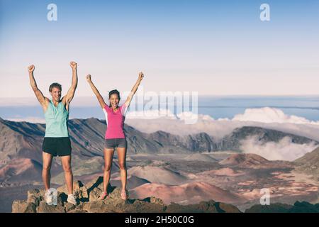 Wandern Menschen Ziel Erreichen Gipfel Bergwanderer. Mann und Frau auf der Weltspitze feiern den Erfolg. Weibliche und männliche Athleten Stockfoto