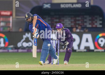 Rohit Sharma aus Indien schlug am 05. November 2021 beim ICC Mens T20-Weltcup-Spiel zwischen Indien und Schottland im Dubai International Cricket Stadium, Dubai, Vereinigte Arabische Emirate. Foto von Grant Winter. Nur zur redaktionellen Verwendung, Lizenz für kommerzielle Nutzung erforderlich. Keine Verwendung bei Wetten, Spielen oder Veröffentlichungen einzelner Clubs/Vereine/Spieler. Kredit: UK Sports Pics Ltd/Alamy Live Nachrichten Stockfoto