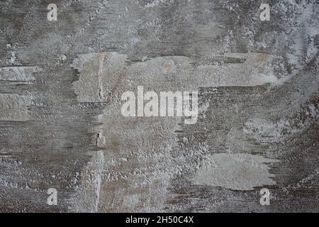 Hausgemachtes Mehlteigpulver auf Holzplatte. Vorbereitung für die Herstellung von gesäuerten Lebensmitteln oder Backzutaten, Pizza, Brot, Youtiao, gebratenen Brotstock. Stockfoto