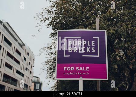 London, Großbritannien - 17. Oktober 2021: Schild mit Purplebocks zum Verkauf vor einem Haus in London. Purplebrocks ist ein Online-Immobilienmakler, der in Großbritannien tätig ist. Stockfoto