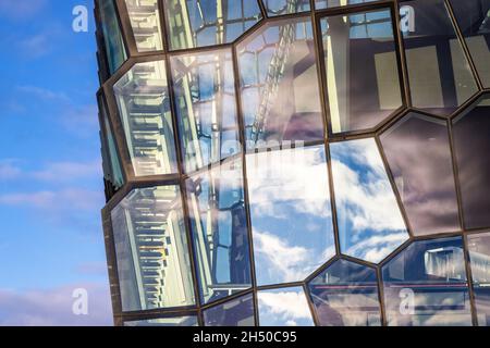 Reykjavik, Island - 6. Oktober 2021: Detail der Glasfassade der Harpa Hall, Reykjavik. Der Konzert- und Konferenzort ist so gebaut, dass er die Stockfoto