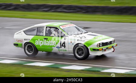 1982 Alfa Romeo GTV6 mit Fahrer Paul Clayson während der Vorläufe der Gerry Marshall Trophy beim Goodwood 78. Mitgliedertreffen, Sussex, Großbritannien. Stockfoto