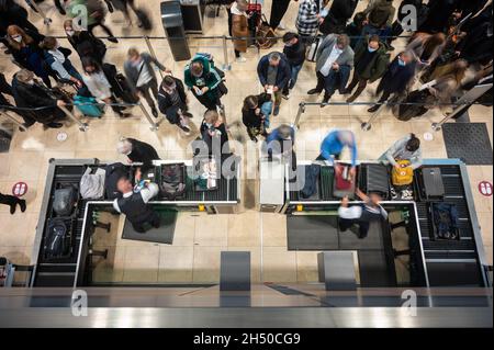 05. November 2021, Brandenburg, Schönefeld: Passagiere stehen an einer Sicherheitskontrolle Schlange. Nach einem Feueralarm am Flughafen BER wurde der Sicherheitsbereich geräumt und die Passagiere mussten ein zweites Mal durch die Sicherheitskontrolle gehen. Foto: Christophe Gateau/dpa Kredit: dpa picture Alliance/Alamy Live News Stockfoto