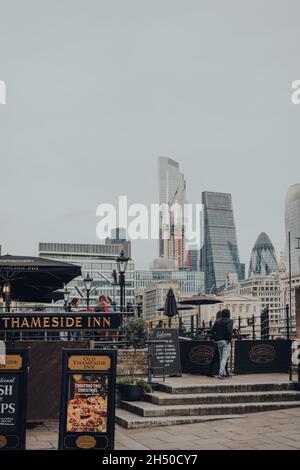London, Großbritannien - 17. Oktober 2021: Blick auf die Skysrapper in der City of London, dem berühmten Finanzviertel der Hauptstadt, von der Themse Bankside aus. Selektiver Fokus Stockfoto