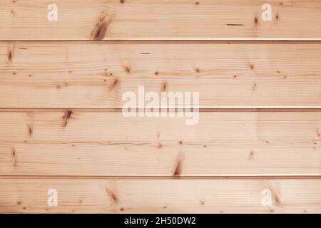 Natürliche, unfarbige Holzwand aus Kiefernholzplatten, Vorderansicht, Hintergrundfotostruktur Stockfoto