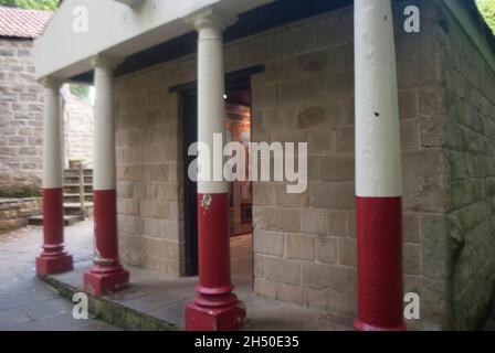 Reproduktion eines römischen Tempels zum Nymphen Wasserschrein im Vindolanda Fort und Museum, Bardon Mill, Hexham, Northumberland, England, VEREINIGTES KÖNIGREICH Stockfoto