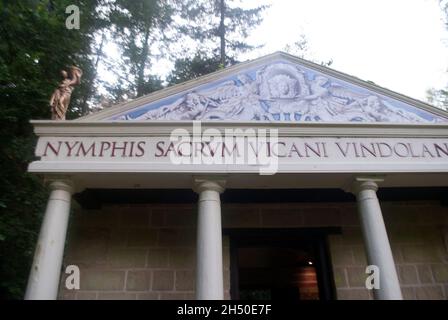 Reproduktion eines römischen Tempels zum Nymphen Wasserschrein im Vindolanda Fort und Museum, Bardon Mill, Hexham, Northumberland, England, VEREINIGTES KÖNIGREICH Stockfoto