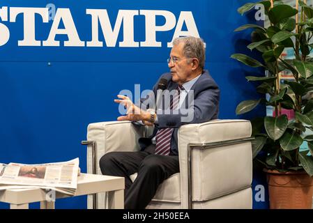 Romano Prodi interviewte den Regisseur Massimo Giannini am Zeitungsstand von La Stampa, XXXIII International Book Fair 2021, Lingotto Building, Turin, Pie Stockfoto