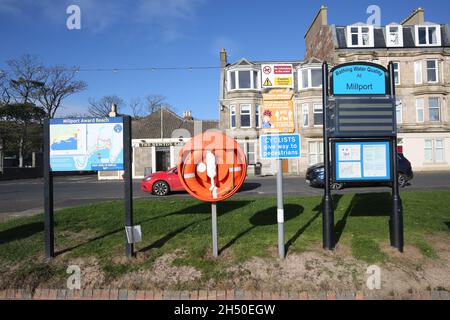 Millport, Isle of Cumbrae, Ayrshire, Schottland. Ein ekeltischer Mix aus Schildern an der Promenade Stockfoto