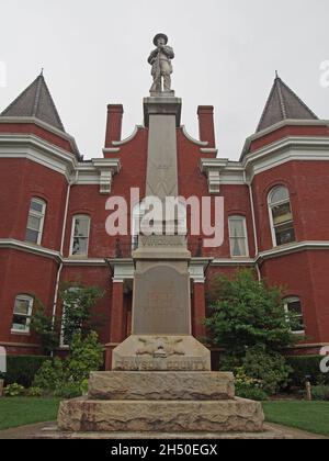 Denkmal zu Ehren der konföderierten Soldaten am Eingang des Grayson County Courthouse 1908 in Independence, Virginia, USA 2021 © Katharine Andriotis Stockfoto