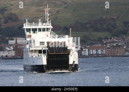 Largs, North Ayrshire, Schottland, Großbritannien. Der kaledonische Fährdienst McBrayne ( Cal Mac ) zwischen Largs und Great Cumbrae Island ( Millport ) Stockfoto